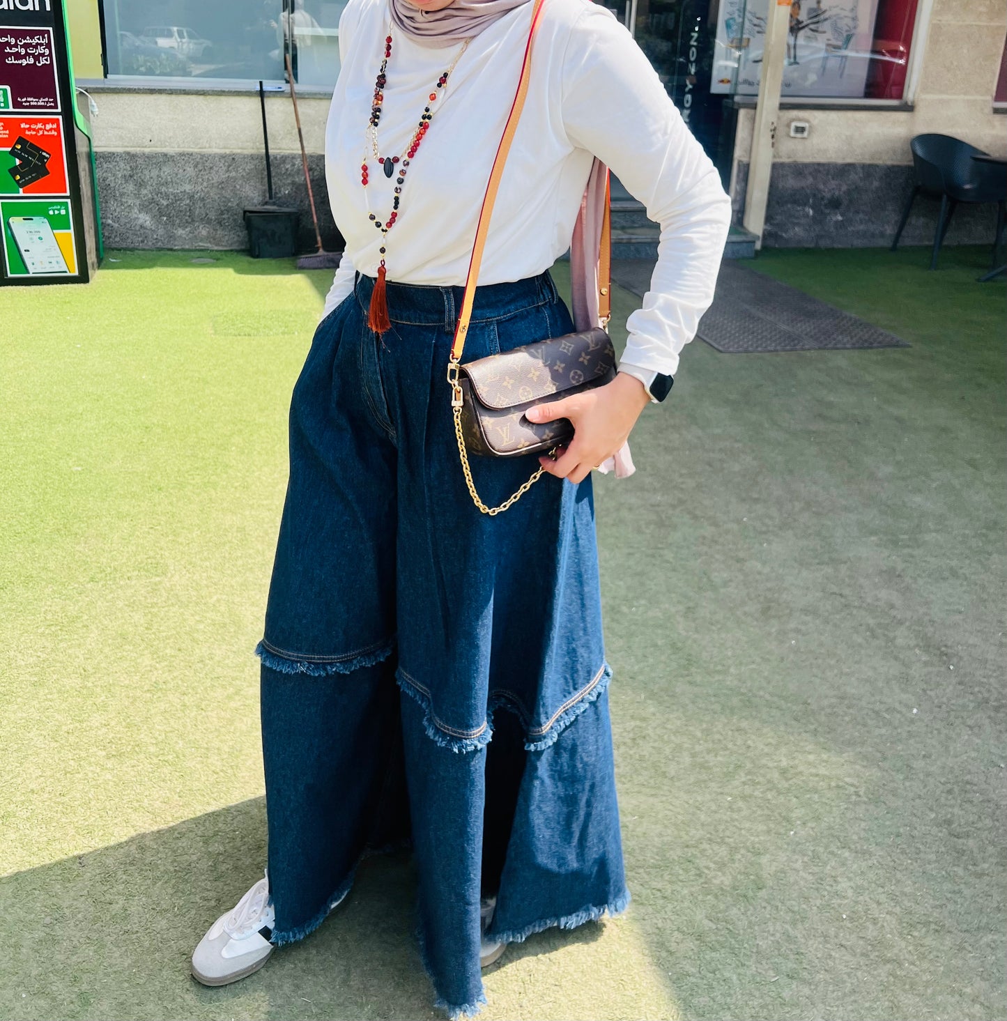 KNEE-EFFECT DENIM PANTS IN LIGHT BLUE