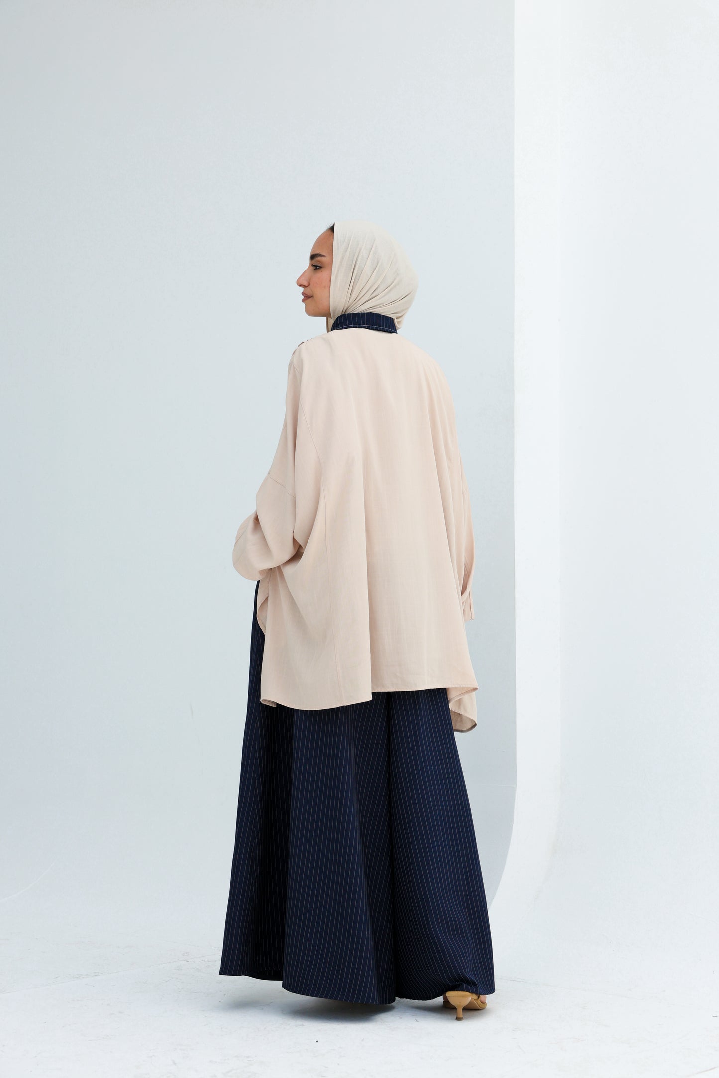 PLEATED CONTRAST SHIRT - BEIGE