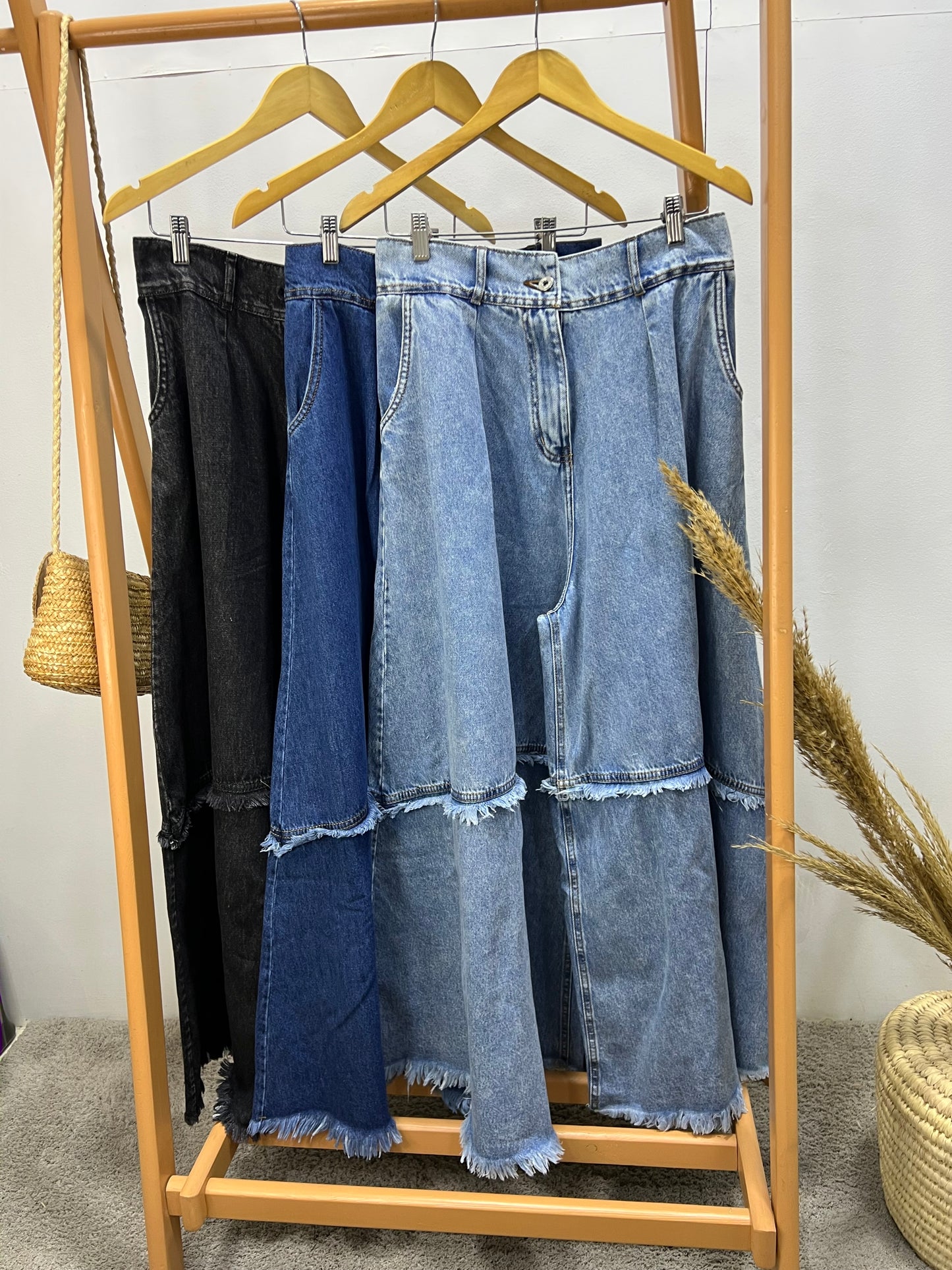 KNEE-EFFECT DENIM PANTS IN LIGHT BLUE