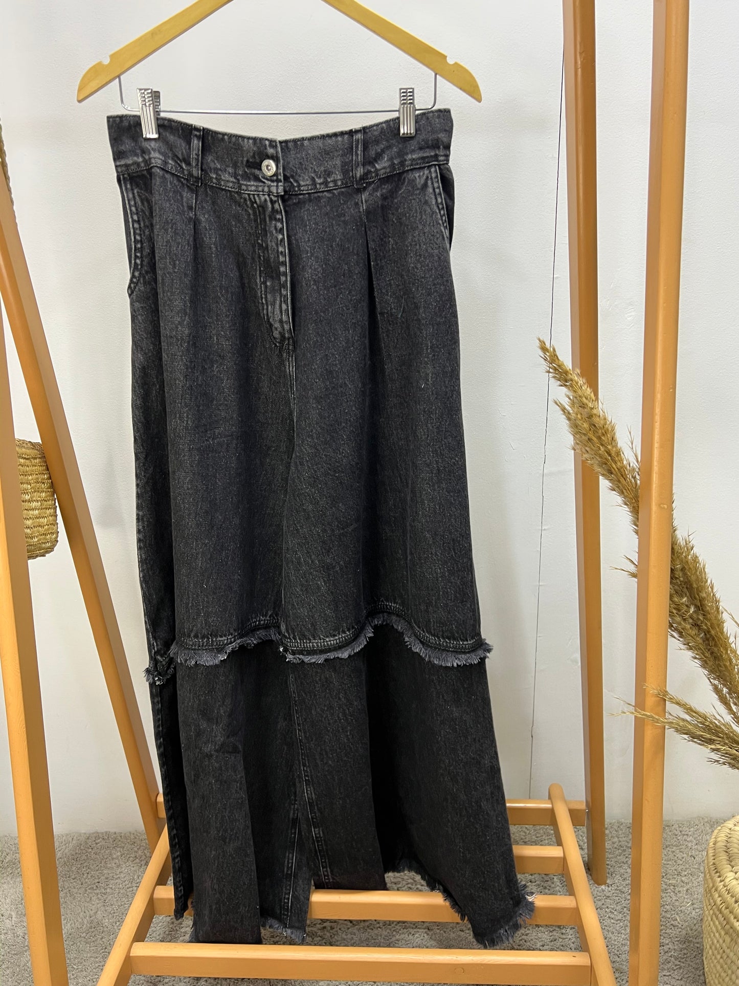 KNEE-EFFECT DENIM PANTS IN LIGHT BLUE