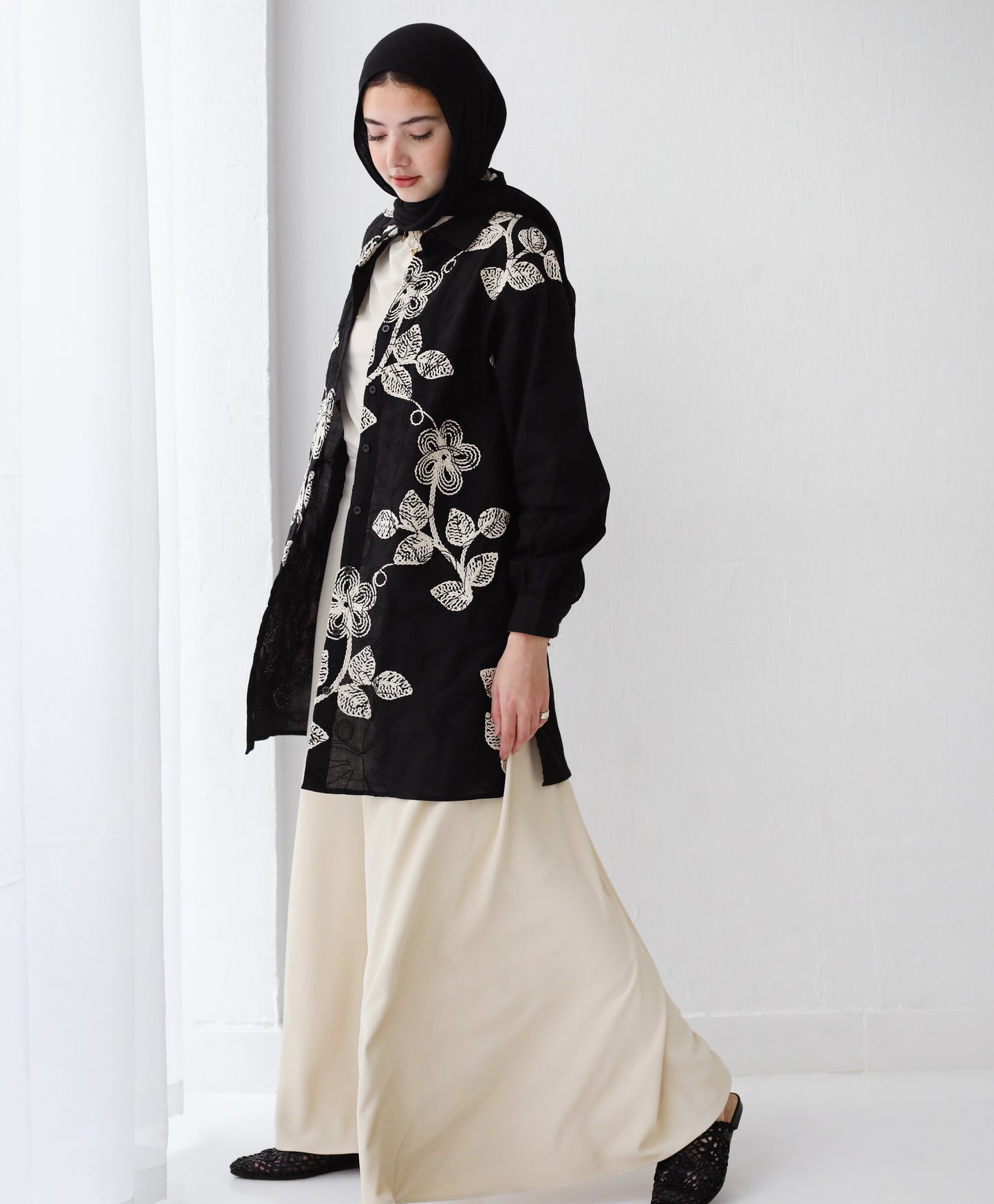 LONG EMBROIDERED LINEN BLOUSE-BLACK
