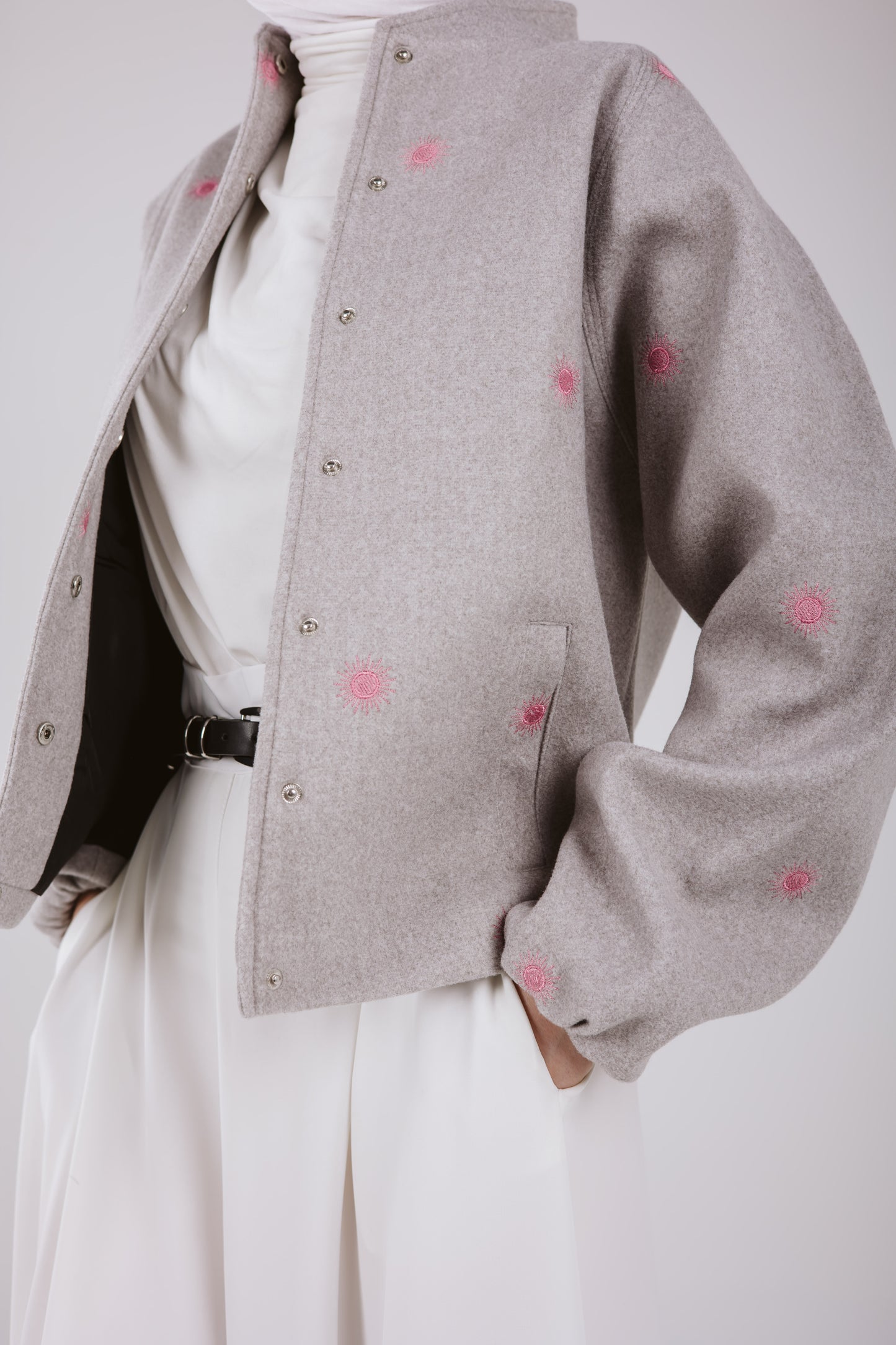 CROPPED EMBROIDERED WOOL JACKET IN GRAY