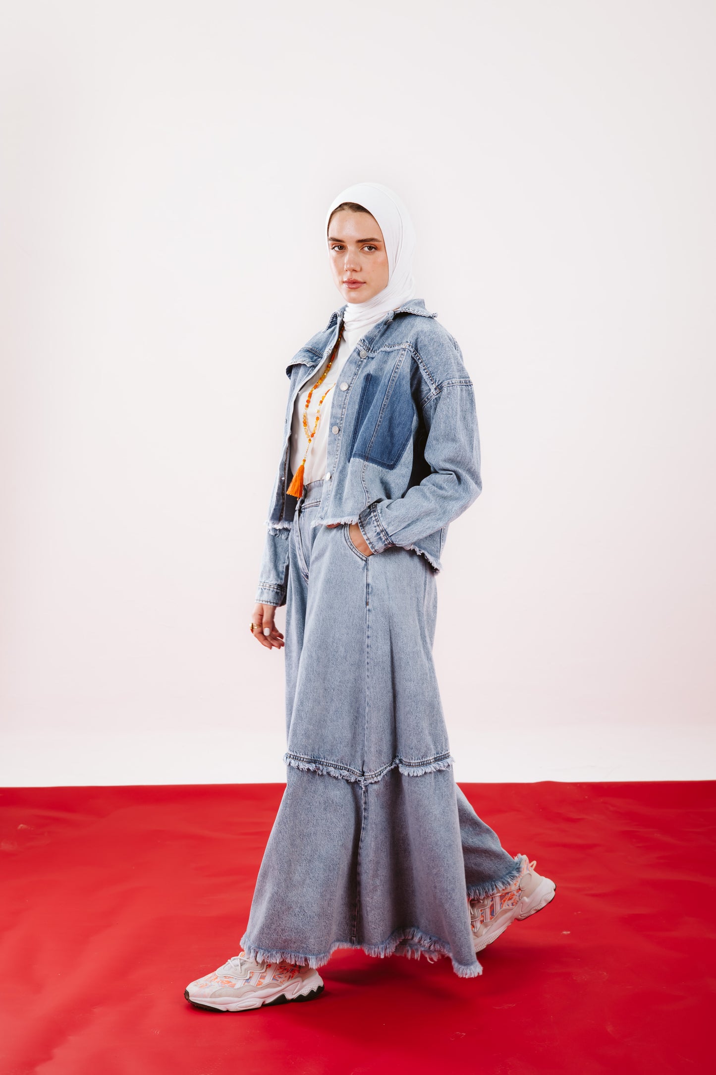 KNEE-EFFECT DENIM PANTS IN LIGHT BLUE