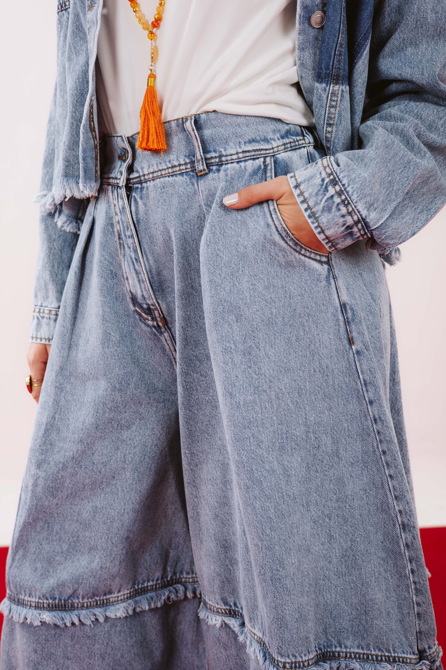 KNEE-EFFECT DENIM PANTS IN LIGHT BLUE