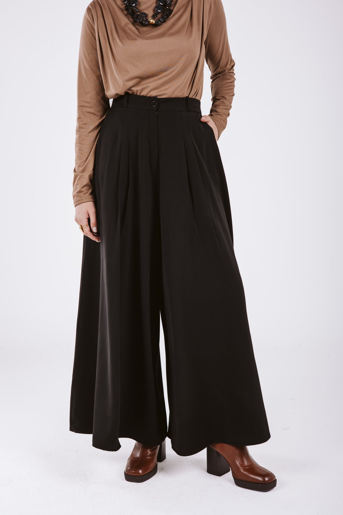 CLASSIC CREPE WIDE LEG PANTS IN BLACK