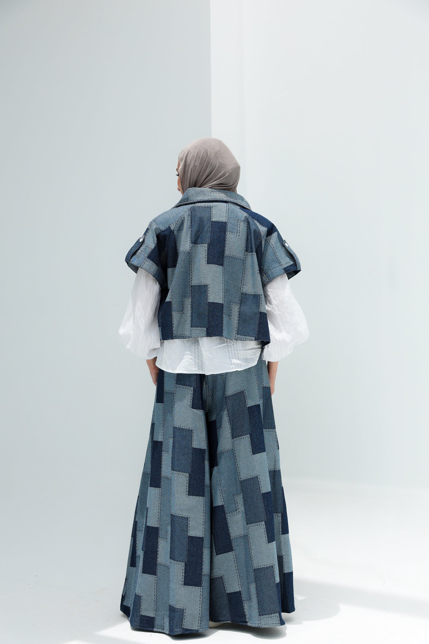 CROPEED SLEEVELESS PATCHWORK JACKET