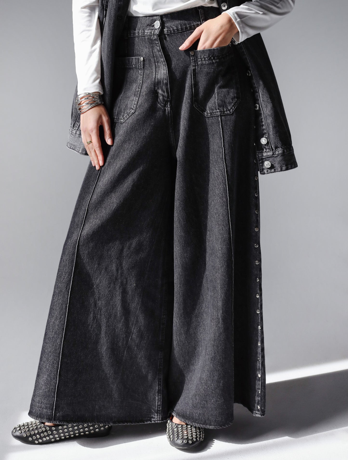 STUDDED LOOSE FIT DENIM PANTS - BLACK