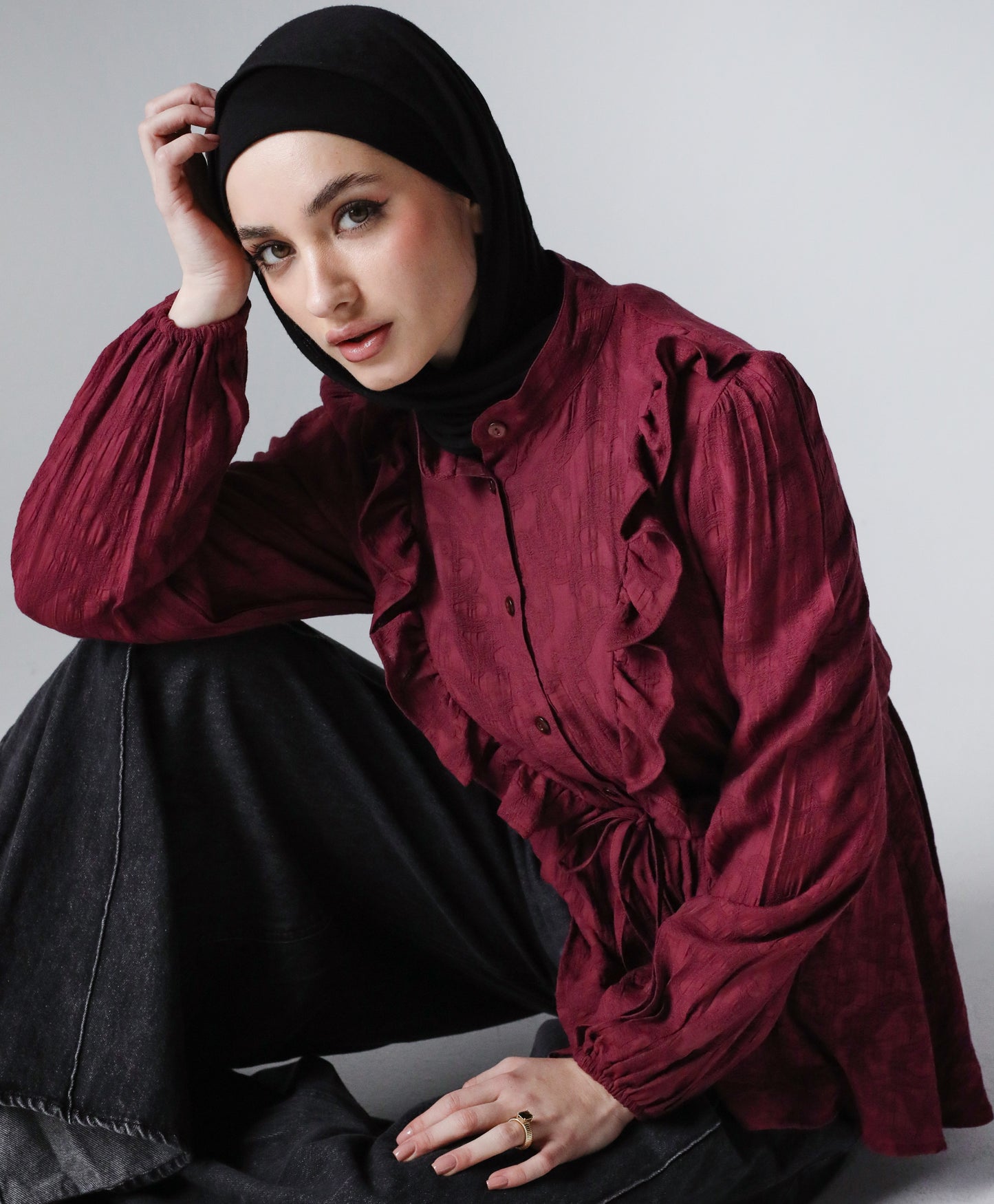 RUFFLE HIGH LOW BLOUSE - BURGANDY