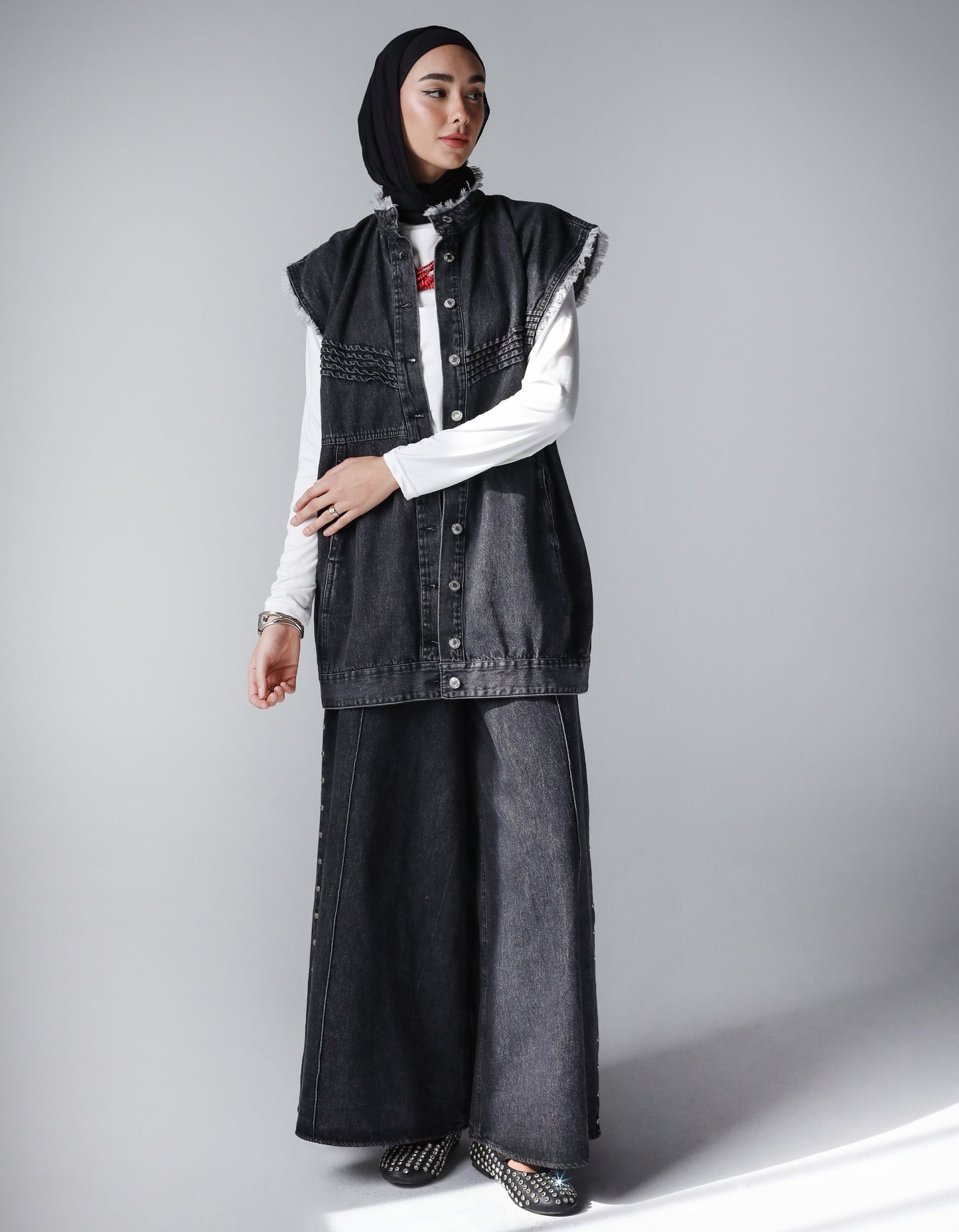 SLEEVELESS DENIM JACKET-BLACK