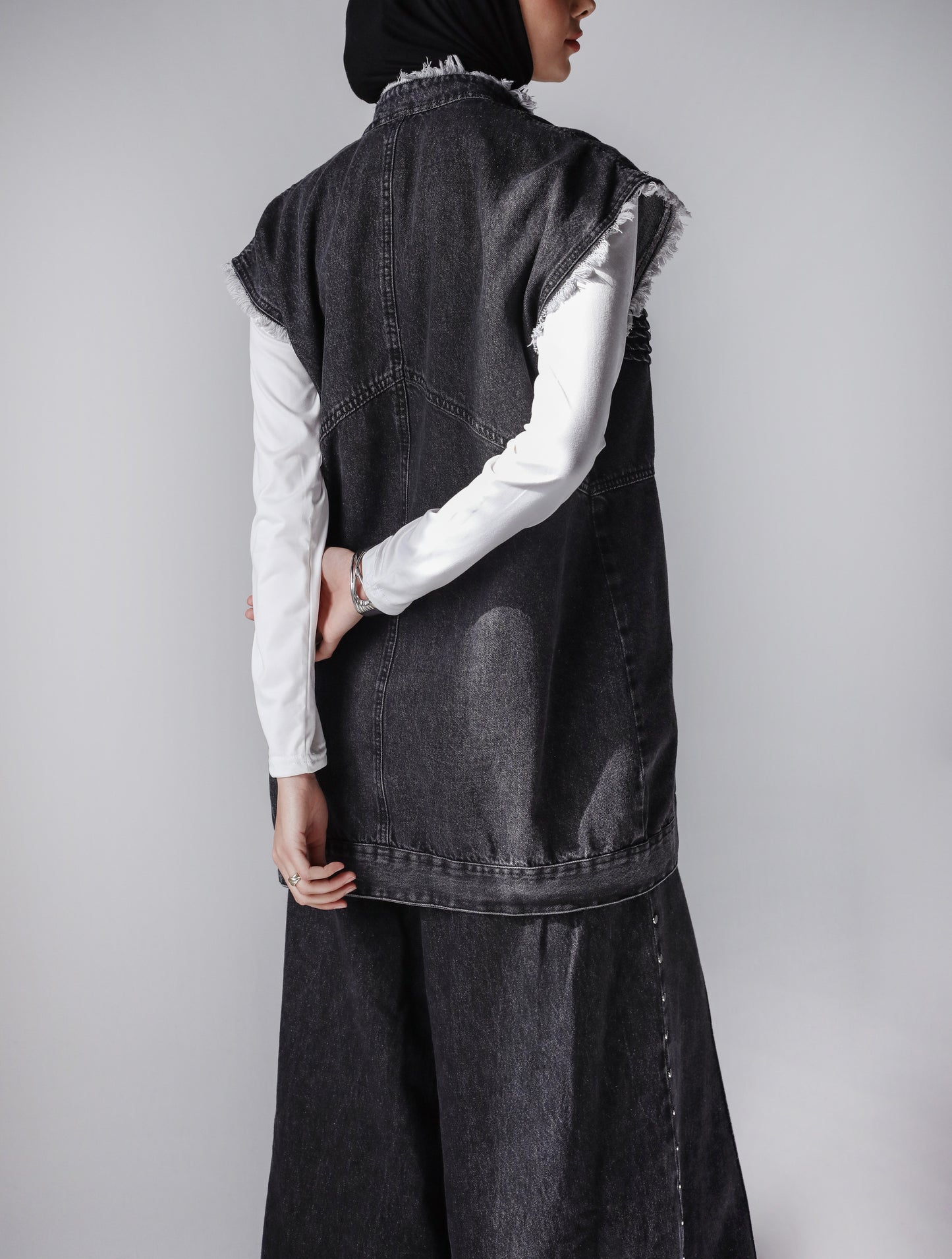 SLEEVELESS DENIM JACKET-BLACK