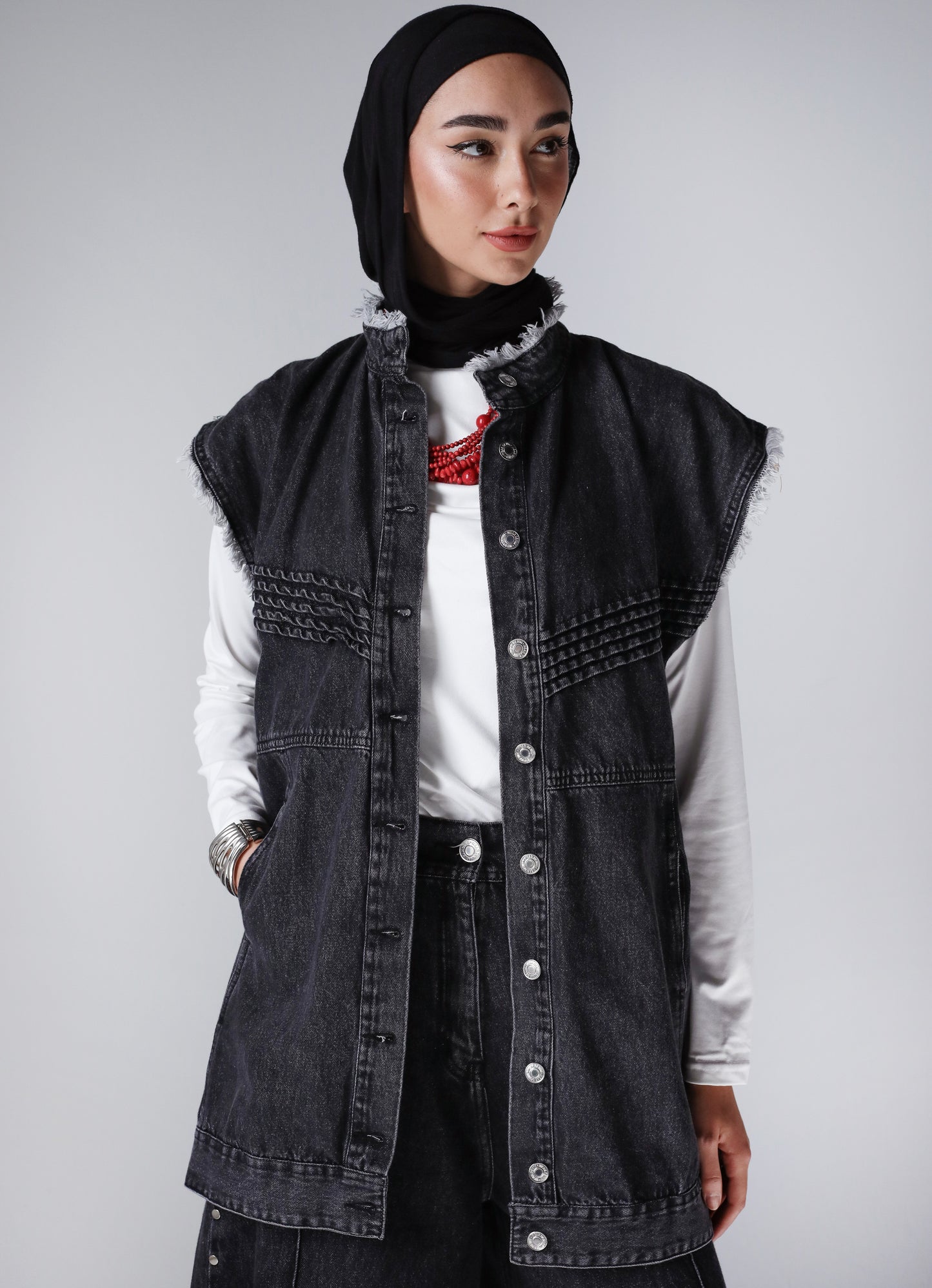 SLEEVELESS DENIM JACKET-BLACK