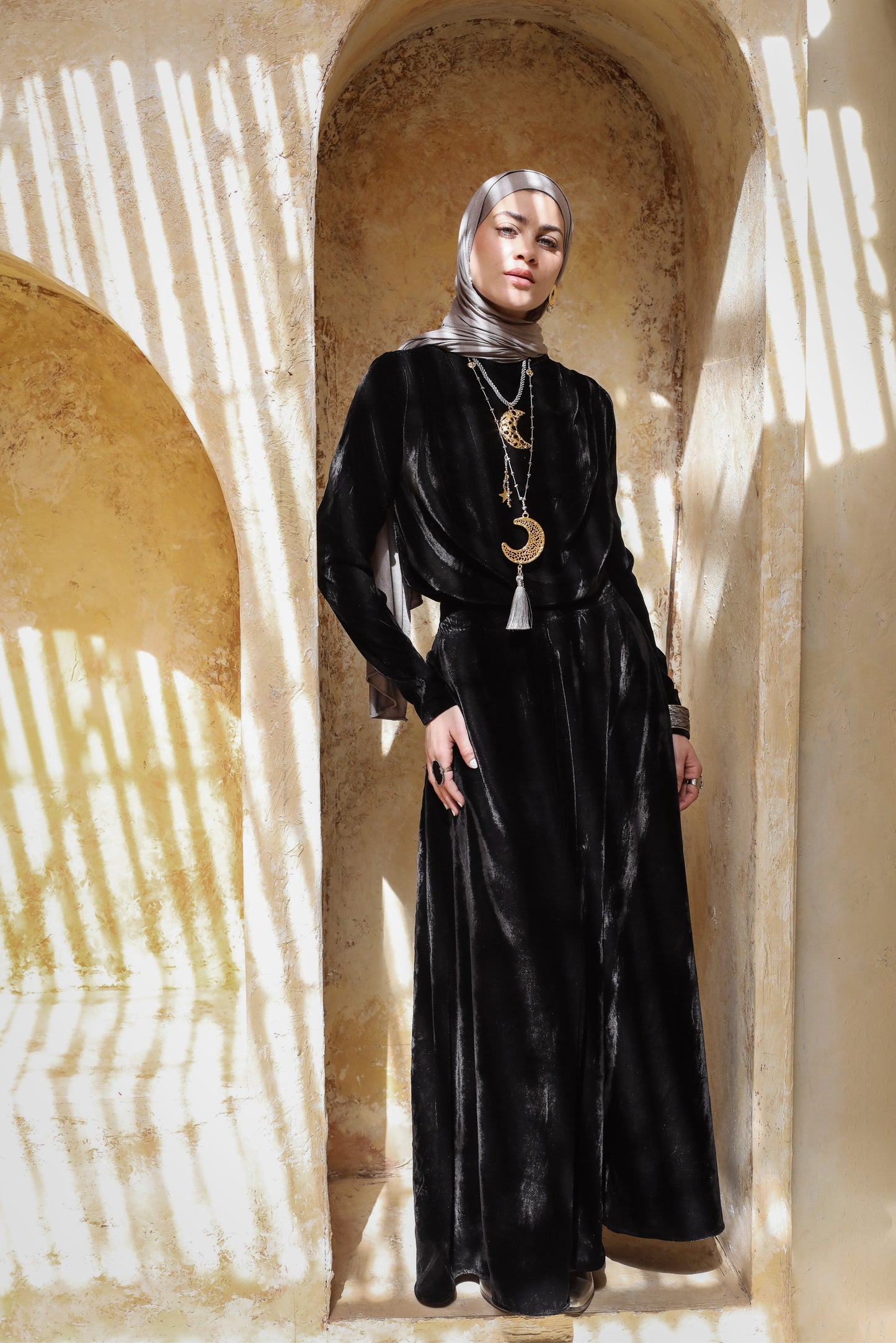 VELEVT DRAPEH TOP - BLACK
