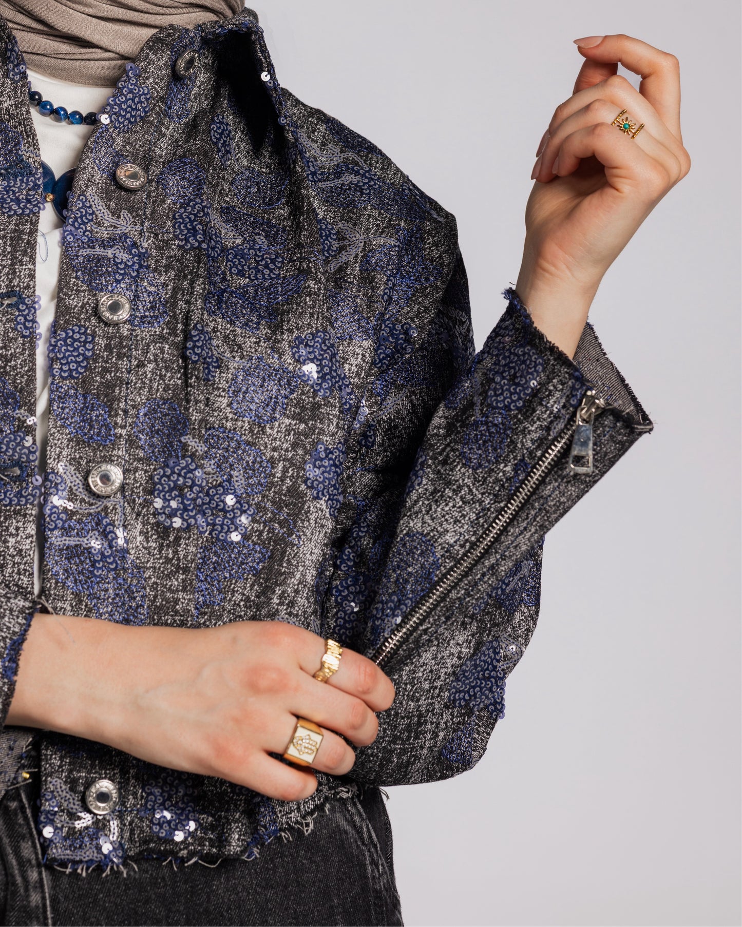 CROPPED EMBROIDERED DENIM JACKET