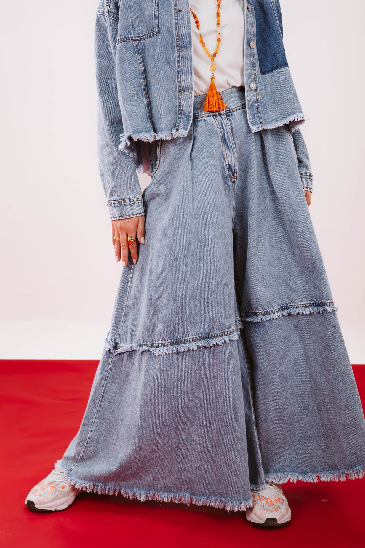 KNEE-EFFECT DENIM PANTS IN LIGHT BLUE