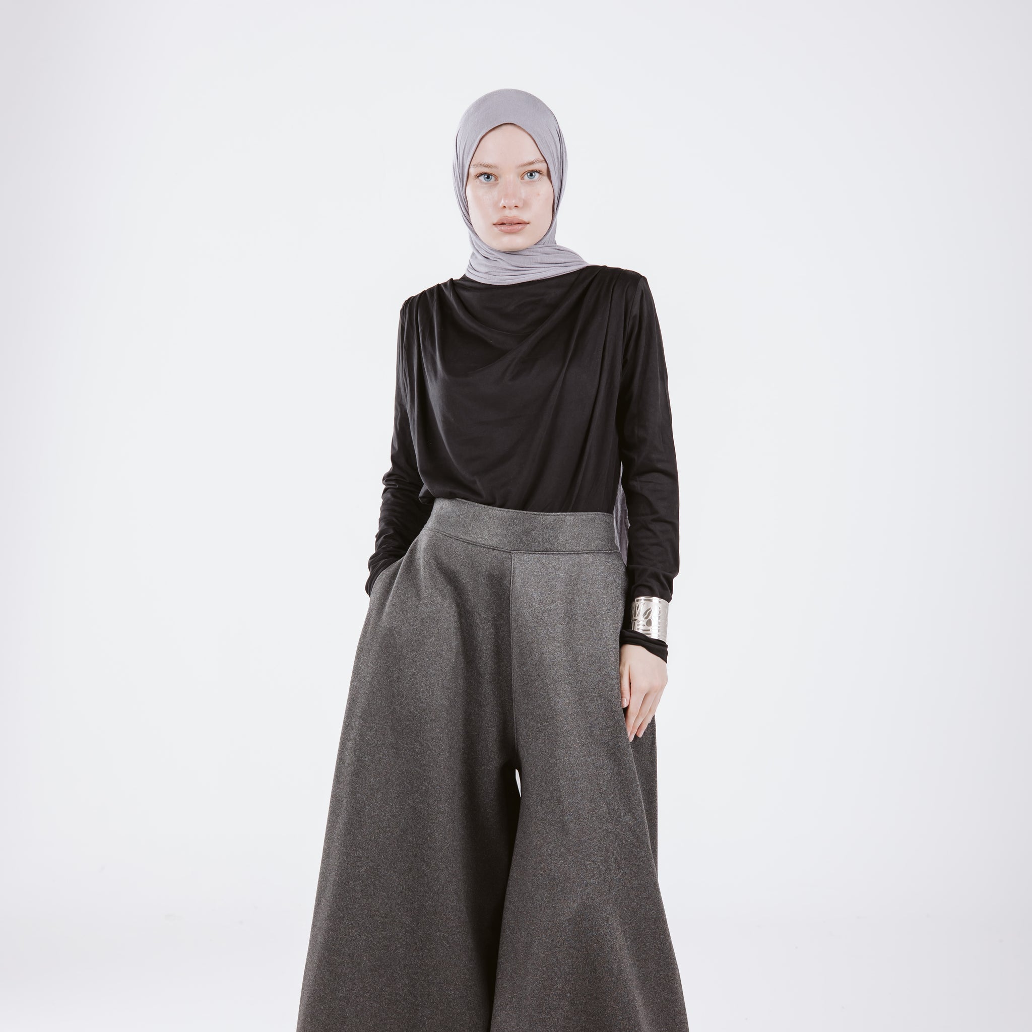 MELTON WIDE LEG PANTS IN DARK GRAY.